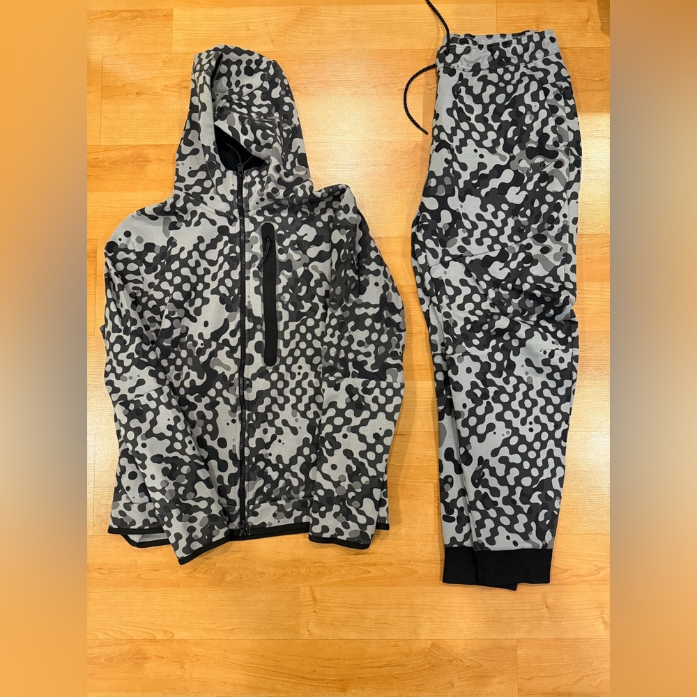 NIKE TECH FLEECE JOGGER AND HOODIE SET